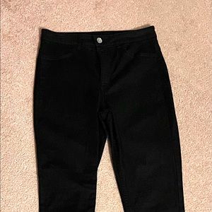 Barely worn black skinny jeans. Perfect for work or casual wear. Super soft!